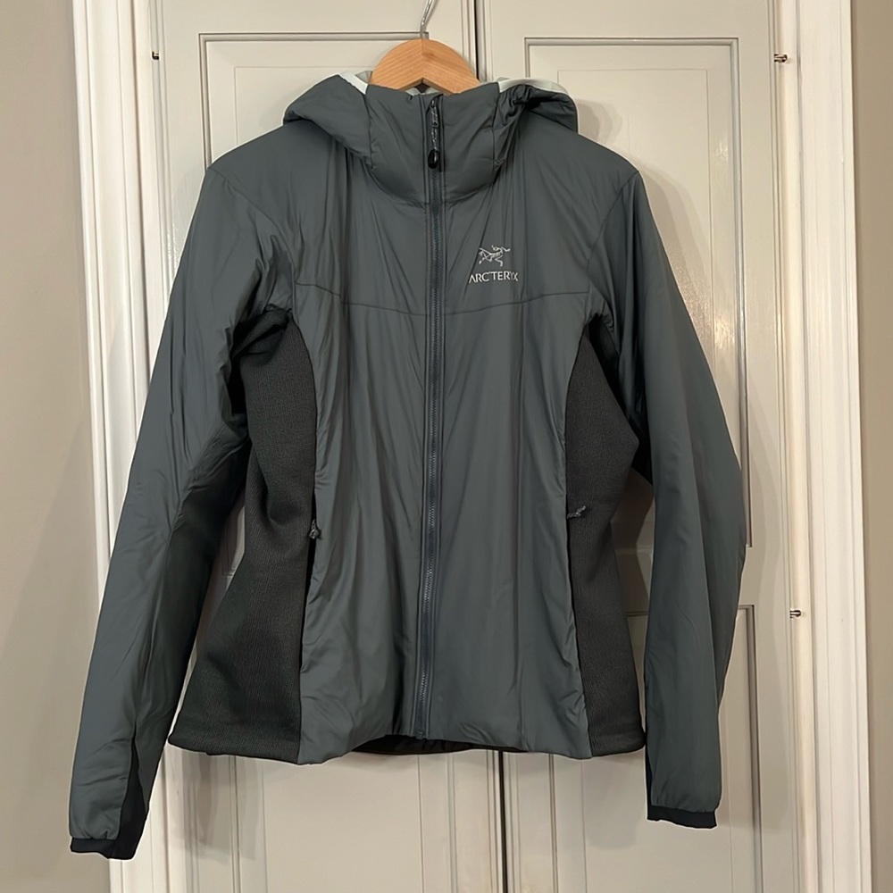Women’s Arcteryx Atom Lt Hoody in 2 tone grey sz Large